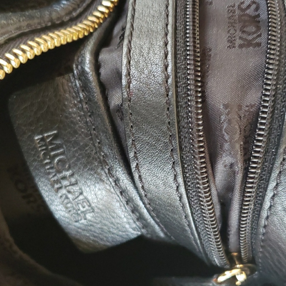 Micheal Kors black leather Hand/Shoulder bag. - Picture 6 of 7